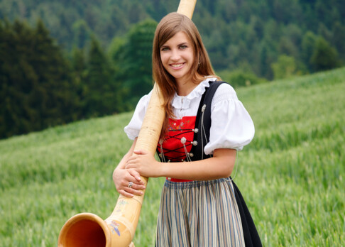 Lisa Stoll ist als die Swiss Lady am Alphorn: Konzerte 2020